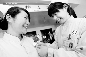 医护人员佩戴卡通“笑脸”