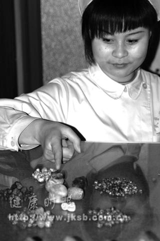 胆里五彩斑斓的石子