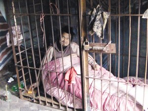 精神病男子被家人关铁笼两年后获救