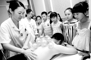 小学生体验中医神奇魅力