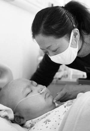 单亲妈妈卖掉房子救患白血病儿子