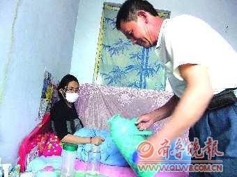 女大学生被确诊为血癌 养父母不离不弃