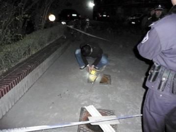 小区窨井因沼气积聚爆燃 祖孙3人路过受伤