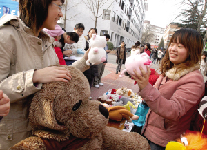 服刑人员子女宿舍停暖 女大学生策划慈善义卖