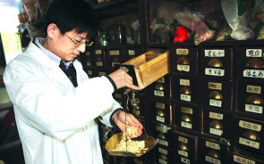 村民称他“硕士郎中”