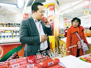 双汇经理现场大嚼火腿肠 市民冷眼旁观不理睬