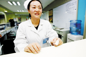 护士为防昏迷患者咬伤舌头 让其咬住自己手指