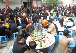 110岁老人寿辰大摆流水宴 官员警察现场保驾