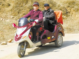 七旬老太驾摩托深山当村医 当地人不知血压何物