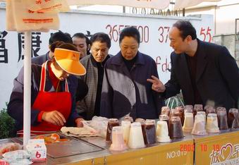 国家食品药品监督管理局副局长惠鲁生在淮安视察“食品放心工程”实施情况