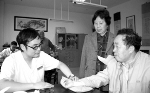 视社区居民为亲友--记浙江省杭州市和睦街道社区卫生服务中心主治中医师李航