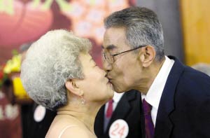 50对银发老人庆祝金婚纪念日