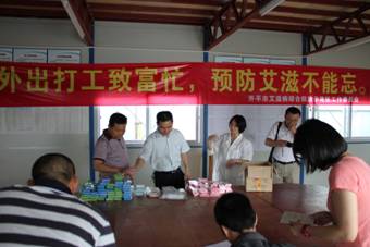 广东省开平市开展建筑工地农民工预防艾滋病宣传活动