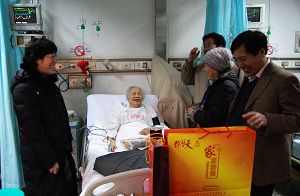 北京市教工委领导看望我校离休干部张琦同志