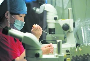 我国首例试管婴儿迎25岁生日回降生地工作