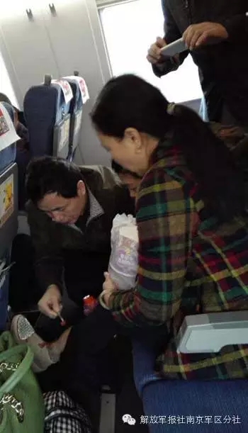 乘客高铁上失血晕厥 军医合力救治转危为安