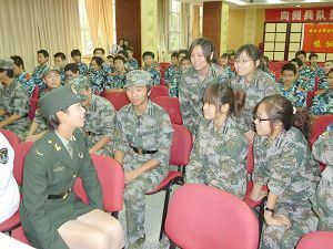 国防生面对面感受国庆阅兵队员风采