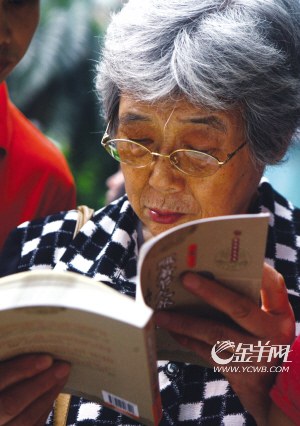 数百天灸街坊围着名医作者取经