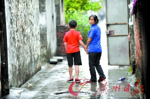 16岁少年长脑瘤貌似儿童 无法上学与电视为伴