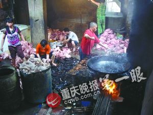 猪头肉作坊内污水横流 致癌物沥青拔毛水几年不换