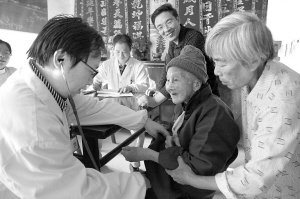 为百岁老人送健康