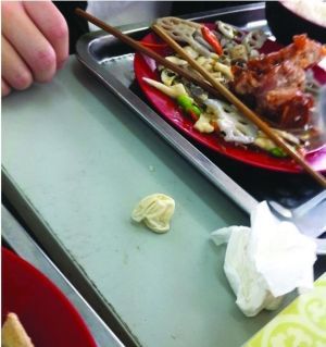苏州大学食堂里吃到避孕套 大学生上网“讨说法”