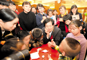 “小手拉大手”助孩子成长