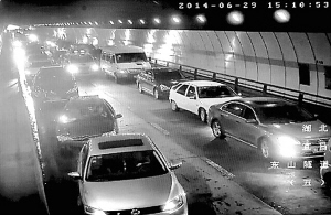 隧道内，数百辆车礼让急救车