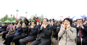 现场领导与群众跟随王国才教授学做简易自我推拿法