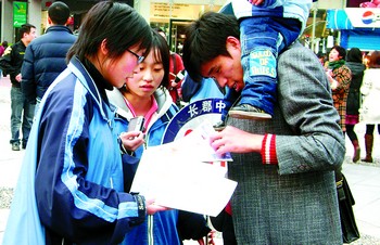 母亲为捐肾救治重病儿子乞讨两年