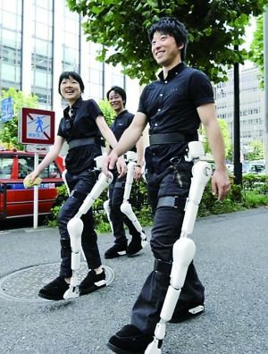 日本研制出机器服 貌似骨骼可助残疾人行走