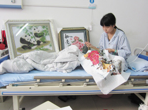 女孩患重病几近失明 卖自制十字绣挣医药费