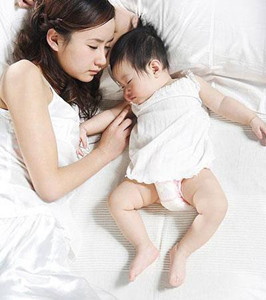 新生儿睡觉需要枕枕头吗？