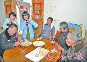 母亲靠肩扛和手抱将3个瘫痪儿子抚养成人