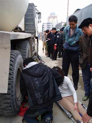 女子卷进车轮被迫脱下外衣裤后脱身
