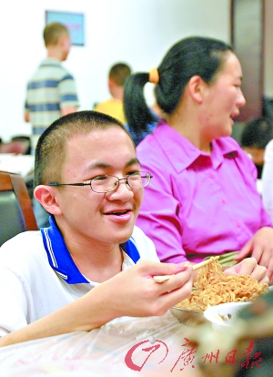 妈妈抱脆骨症儿子高考续：母子有望租到廉租房