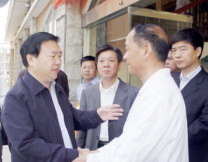 王三运省长到太和县中医院看望患者