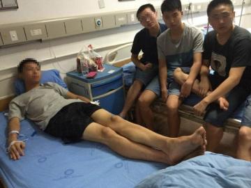 门口遇“劫匪” 医院保安空手“一擒二”