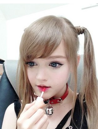 美国18岁真人芭比强势来袭 上演性感制服诱惑