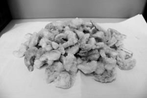 水产商曝化学药剂泡虾仁 一斤虾仁掺半斤冰