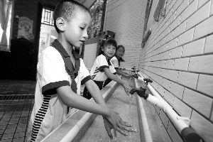专家称湿纸巾和免洗洗手液不能代替科学洗手