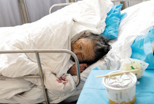 老人被遗弃在医院两年多 家属从未露面