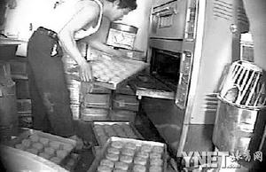 河北月饼黑作坊苍蝇满天飞 产品多销往北京