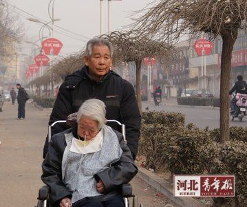 青梅竹马妻子突成植物人 丈夫不离不弃照料12载