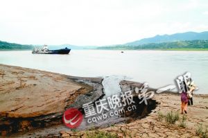 化工厂污水将沙滩染黑 副厂长称曾被罚3000万