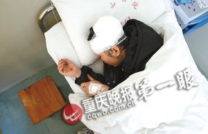 少女被从天而降瓷砖插进头部