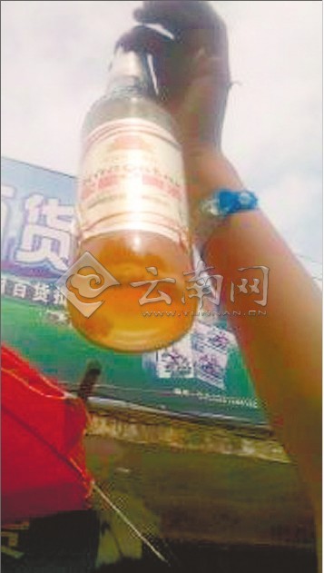 金星啤酒喝出悬浮物 男子闹肚子称自己中毒