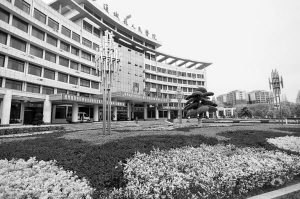 县级公立医院改革试点的先行者——记湖北省通城县人民医院院长金凌应