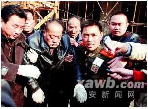工程经理30米塔吊上撒传单讨欠款