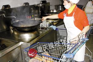 重庆沃尔玛油炸过期板鸭当作熟食卖 被当场抓获